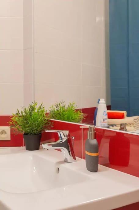 Free Garage Parking!!! Stylish Getaway In Prime Bratislava Location - By The Danube And Old Town Apartman Kültér fotó